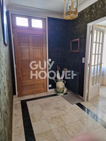 Maison 11 pièces - 380 m² habitable proche commerces et écoles.