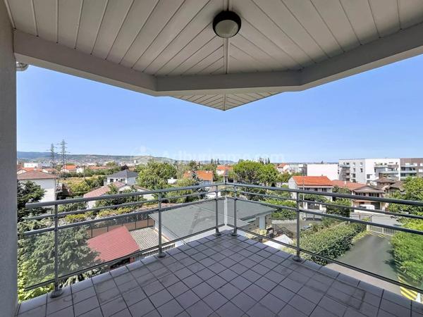 Location                                                      Appartement
                        
                     3 pièces                      78 m2                     à Clermont-Ferrand