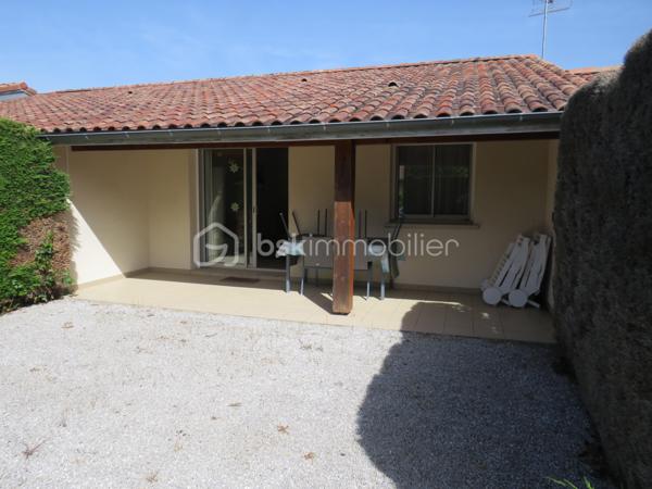 Dpt Landes (40), à vendre à EUGENIE les BAINS appartement T2 Proche des thermes entièrement meublé et équipé.
Magnifique T2 parfaitement décoré, lumineux et entretenu se compose : 
D’un coin cuisine totalement équipé (frigo, cuisinière gaz, micro onde), un séjour ( clic clac, table, chaises et TV) avec placard, une chambre avec 2 lits de 90, une salle d'eau, un WC séparé, local technique, une terrasse couverte de 16 m² aménagée avec table, chaises et bain de soleil donnant sur son jardinet privatif et place de parking.
Situé au sein d'une copropriété paisible de 24 logements vous aurez accès à proximité à une piscine et laverie (Lave linge et  Sèche linge collectif)

Parfait pour investisseur (location curiste, loué par rotation de 3 semaines en moyenne ou possibilité de location annuelle selon votre besoin). 
Charges de copropriété s'élèvent à 630 euros/trimestre

Appartement clé en main, on pose ses valises…….

Contactez Frédéric CLEDES au  06 76 59 74 70 BSK Immobilier