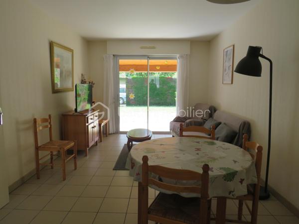 Dpt Landes (40), à vendre à EUGENIE les BAINS appartement T2 Proche des thermes entièrement meublé et équipé.
Magnifique T2 parfaitement décoré, lumineux et entretenu se compose : 
D’un coin cuisine totalement équipé (frigo, cuisinière gaz, micro onde), un séjour ( clic clac, table, chaises et TV) avec placard, une chambre avec 2 lits de 90, une salle d'eau, un WC séparé, local technique, une terrasse couverte de 16 m² aménagée avec table, chaises et bain de soleil donnant sur son jardinet privatif et place de parking.
Situé au sein d'une copropriété paisible de 24 logements vous aurez accès à proximité à une piscine et laverie (Lave linge et  Sèche linge collectif)

Parfait pour investisseur (location curiste, loué par rotation de 3 semaines en moyenne ou possibilité de location annuelle selon votre besoin). 
Charges de copropriété s'élèvent à 630 euros/trimestre

Appartement clé en main, on pose ses valises…….

Contactez Frédéric CLEDES au  06 76 59 74 70 BSK Immobilier