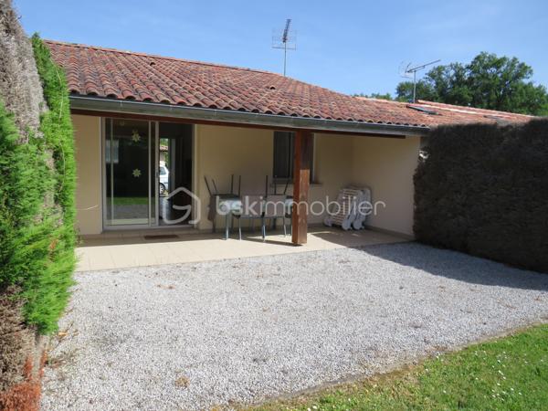 Dpt Landes (40), à vendre à EUGENIE les BAINS appartement T2 Proche des thermes entièrement meublé et équipé.
Magnifique T2 parfaitement décoré, lumineux et entretenu se compose : 
D’un coin cuisine totalement équipé (frigo, cuisinière gaz, micro onde), un séjour ( clic clac, table, chaises et TV) avec placard, une chambre avec 2 lits de 90, une salle d'eau, un WC séparé, local technique, une terrasse couverte de 16 m² aménagée avec table, chaises et bain de soleil donnant sur son jardinet privatif et place de parking.
Situé au sein d'une copropriété paisible de 24 logements vous aurez accès à proximité à une piscine et laverie (Lave linge et  Sèche linge collectif)

Parfait pour investisseur (location curiste, loué par rotation de 3 semaines en moyenne ou possibilité de location annuelle selon votre besoin). 
Charges de copropriété s'élèvent à 630 euros/trimestre

Appartement clé en main, on pose ses valises…….

Contactez Frédéric CLEDES au  06 76 59 74 70 BSK Immobilier