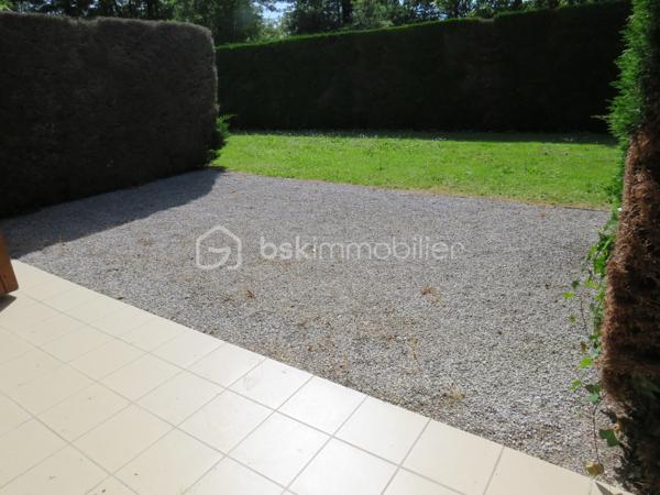 Dpt Landes (40), à vendre à EUGENIE les BAINS appartement T2 Proche des thermes entièrement meublé et équipé.
Magnifique T2 parfaitement décoré, lumineux et entretenu se compose : 
D’un coin cuisine totalement équipé (frigo, cuisinière gaz, micro onde), un séjour ( clic clac, table, chaises et TV) avec placard, une chambre avec 2 lits de 90, une salle d'eau, un WC séparé, local technique, une terrasse couverte de 16 m² aménagée avec table, chaises et bain de soleil donnant sur son jardinet privatif et place de parking.
Situé au sein d'une copropriété paisible de 24 logements vous aurez accès à proximité à une piscine et laverie (Lave linge et  Sèche linge collectif)

Parfait pour investisseur (location curiste, loué par rotation de 3 semaines en moyenne ou possibilité de location annuelle selon votre besoin). 
Charges de copropriété s'élèvent à 630 euros/trimestre

Appartement clé en main, on pose ses valises…….

Contactez Frédéric CLEDES au  06 76 59 74 70 BSK Immobilier