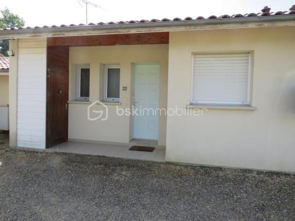 Dpt Landes (40), à vendre à EUGENIE les BAINS appartement T2 Proche des thermes entièrement meublé et équipé.
Magnifique T2 parfaitement décoré, lumineux et entretenu se compose : 
D’un coin cuisine totalement équipé (frigo, cuisinière gaz, micro onde), un séjour ( clic clac, table, chaises et TV) avec placard, une chambre avec 2 lits de 90, une salle d'eau, un WC séparé, local technique, une terrasse couverte de 16 m² aménagée avec table, chaises et bain de soleil donnant sur son jardinet privatif et place de parking.
Situé au sein d'une copropriété paisible de 24 logements vous aurez accès à proximité à une piscine et laverie (Lave linge et  Sèche linge collectif)

Parfait pour investisseur (location curiste, loué par rotation de 3 semaines en moyenne ou possibilité de location annuelle selon votre besoin). 
Charges de copropriété s'élèvent à 630 euros/trimestre

Appartement clé en main, on pose ses valises…….

Contactez Frédéric CLEDES au  06 76 59 74 70 BSK Immobilier