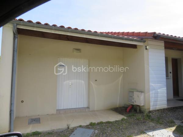 Dpt Landes (40), à vendre à EUGENIE les BAINS appartement T2 Proche des thermes entièrement meublé et équipé.
Magnifique T2 parfaitement décoré, lumineux et entretenu se compose : 
D’un coin cuisine totalement équipé (frigo, cuisinière gaz, micro onde), un séjour ( clic clac, table, chaises et TV) avec placard, une chambre avec 2 lits de 90, une salle d'eau, un WC séparé, local technique, une terrasse couverte de 16 m² aménagée avec table, chaises et bain de soleil donnant sur son jardinet privatif et place de parking.
Situé au sein d'une copropriété paisible de 24 logements vous aurez accès à proximité à une piscine et laverie (Lave linge et  Sèche linge collectif)

Parfait pour investisseur (location curiste, loué par rotation de 3 semaines en moyenne ou possibilité de location annuelle selon votre besoin). 
Charges de copropriété s'élèvent à 630 euros/trimestre

Appartement clé en main, on pose ses valises…….

Contactez Frédéric CLEDES au  06 76 59 74 70 BSK Immobilier