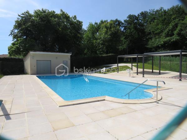 Dpt Landes (40), à vendre à EUGENIE les BAINS appartement T2 Proche des thermes entièrement meublé et équipé.
Magnifique T2 parfaitement décoré, lumineux et entretenu se compose : 
D’un coin cuisine totalement équipé (frigo, cuisinière gaz, micro onde), un séjour ( clic clac, table, chaises et TV) avec placard, une chambre avec 2 lits de 90, une salle d'eau, un WC séparé, local technique, une terrasse couverte de 16 m² aménagée avec table, chaises et bain de soleil donnant sur son jardinet privatif et place de parking.
Situé au sein d'une copropriété paisible de 24 logements vous aurez accès à proximité à une piscine et laverie (Lave linge et  Sèche linge collectif)

Parfait pour investisseur (location curiste, loué par rotation de 3 semaines en moyenne ou possibilité de location annuelle selon votre besoin). 
Charges de copropriété s'élèvent à 630 euros/trimestre

Appartement clé en main, on pose ses valises…….

Contactez Frédéric CLEDES au  06 76 59 74 70 BSK Immobilier