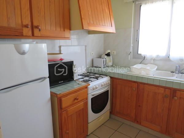 Dpt Landes (40), à vendre à EUGENIE les BAINS appartement T2 Proche des thermes entièrement meublé et équipé.
Magnifique T2 parfaitement décoré, lumineux et entretenu se compose : 
D’un coin cuisine totalement équipé (frigo, cuisinière gaz, micro onde), un séjour ( clic clac, table, chaises et TV) avec placard, une chambre avec 2 lits de 90, une salle d'eau, un WC séparé, local technique, une terrasse couverte de 16 m² aménagée avec table, chaises et bain de soleil donnant sur son jardinet privatif et place de parking.
Situé au sein d'une copropriété paisible de 24 logements vous aurez accès à proximité à une piscine et laverie (Lave linge et  Sèche linge collectif)

Parfait pour investisseur (location curiste, loué par rotation de 3 semaines en moyenne ou possibilité de location annuelle selon votre besoin). 
Charges de copropriété s'élèvent à 630 euros/trimestre

Appartement clé en main, on pose ses valises…….

Contactez Frédéric CLEDES au  06 76 59 74 70 BSK Immobilier