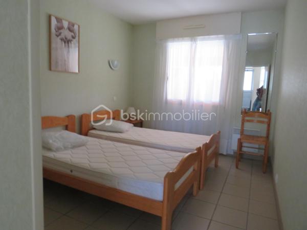 Dpt Landes (40), à vendre à EUGENIE les BAINS appartement T2 Proche des thermes entièrement meublé et équipé.
Magnifique T2 parfaitement décoré, lumineux et entretenu se compose : 
D’un coin cuisine totalement équipé (frigo, cuisinière gaz, micro onde), un séjour ( clic clac, table, chaises et TV) avec placard, une chambre avec 2 lits de 90, une salle d'eau, un WC séparé, local technique, une terrasse couverte de 16 m² aménagée avec table, chaises et bain de soleil donnant sur son jardinet privatif et place de parking.
Situé au sein d'une copropriété paisible de 24 logements vous aurez accès à proximité à une piscine et laverie (Lave linge et  Sèche linge collectif)

Parfait pour investisseur (location curiste, loué par rotation de 3 semaines en moyenne ou possibilité de location annuelle selon votre besoin). 
Charges de copropriété s'élèvent à 630 euros/trimestre

Appartement clé en main, on pose ses valises…….

Contactez Frédéric CLEDES au  06 76 59 74 70 BSK Immobilier