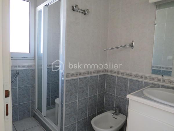 Dpt Landes (40), à vendre à EUGENIE les BAINS appartement T2 Proche des thermes entièrement meublé et équipé.
Magnifique T2 parfaitement décoré, lumineux et entretenu se compose : 
D’un coin cuisine totalement équipé (frigo, cuisinière gaz, micro onde), un séjour ( clic clac, table, chaises et TV) avec placard, une chambre avec 2 lits de 90, une salle d'eau, un WC séparé, local technique, une terrasse couverte de 16 m² aménagée avec table, chaises et bain de soleil donnant sur son jardinet privatif et place de parking.
Situé au sein d'une copropriété paisible de 24 logements vous aurez accès à proximité à une piscine et laverie (Lave linge et  Sèche linge collectif)

Parfait pour investisseur (location curiste, loué par rotation de 3 semaines en moyenne ou possibilité de location annuelle selon votre besoin). 
Charges de copropriété s'élèvent à 630 euros/trimestre

Appartement clé en main, on pose ses valises…….

Contactez Frédéric CLEDES au  06 76 59 74 70 BSK Immobilier
