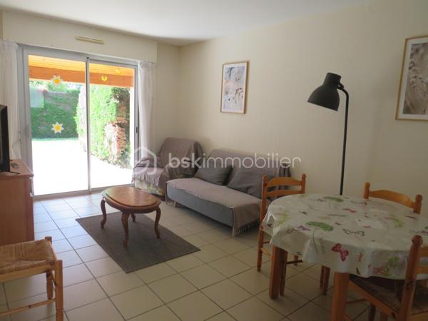 Dpt Landes (40), à vendre à EUGENIE les BAINS appartement T2 Proche des thermes entièrement meublé et équipé.
Magnifique T2 parfaitement décoré, lumineux et entretenu se compose : 
D’un coin cuisine totalement équipé (frigo, cuisinière gaz, micro onde), un séjour ( clic clac, table, chaises et TV) avec placard, une chambre avec 2 lits de 90, une salle d'eau, un WC séparé, local technique, une terrasse couverte de 16 m² aménagée avec table, chaises et bain de soleil donnant sur son jardinet privatif et place de parking.
Situé au sein d'une copropriété paisible de 24 logements vous aurez accès à proximité à une piscine et laverie (Lave linge et  Sèche linge collectif)

Parfait pour investisseur (location curiste, loué par rotation de 3 semaines en moyenne ou possibilité de location annuelle selon votre besoin). 
Charges de copropriété s'élèvent à 630 euros/trimestre

Appartement clé en main, on pose ses valises…….

Contactez Frédéric CLEDES au  06 76 59 74 70 BSK Immobilier