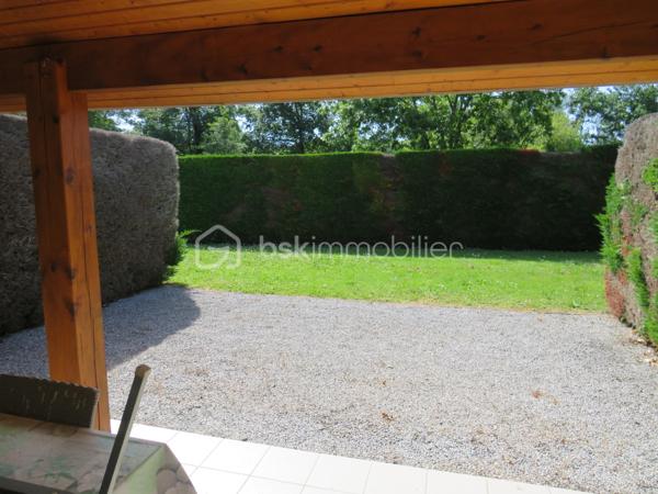 Dpt Landes (40), à vendre à EUGENIE les BAINS appartement T2 Proche des thermes entièrement meublé et équipé.
Magnifique T2 parfaitement décoré, lumineux et entretenu se compose : 
D’un coin cuisine totalement équipé (frigo, cuisinière gaz, micro onde), un séjour ( clic clac, table, chaises et TV) avec placard, une chambre avec 2 lits de 90, une salle d'eau, un WC séparé, local technique, une terrasse couverte de 16 m² aménagée avec table, chaises et bain de soleil donnant sur son jardinet privatif et place de parking.
Situé au sein d'une copropriété paisible de 24 logements vous aurez accès à proximité à une piscine et laverie (Lave linge et  Sèche linge collectif)

Parfait pour investisseur (location curiste, loué par rotation de 3 semaines en moyenne ou possibilité de location annuelle selon votre besoin). 
Charges de copropriété s'élèvent à 630 euros/trimestre

Appartement clé en main, on pose ses valises…….

Contactez Frédéric CLEDES au  06 76 59 74 70 BSK Immobilier