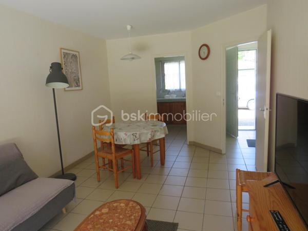 Dpt Landes (40), à vendre à EUGENIE les BAINS appartement T2 Proche des thermes entièrement meublé et équipé.
Magnifique T2 parfaitement décoré, lumineux et entretenu se compose : 
D’un coin cuisine totalement équipé (frigo, cuisinière gaz, micro onde), un séjour ( clic clac, table, chaises et TV) avec placard, une chambre avec 2 lits de 90, une salle d'eau, un WC séparé, local technique, une terrasse couverte de 16 m² aménagée avec table, chaises et bain de soleil donnant sur son jardinet privatif et place de parking.
Situé au sein d'une copropriété paisible de 24 logements vous aurez accès à proximité à une piscine et laverie (Lave linge et  Sèche linge collectif)

Parfait pour investisseur (location curiste, loué par rotation de 3 semaines en moyenne ou possibilité de location annuelle selon votre besoin). 
Charges de copropriété s'élèvent à 630 euros/trimestre

Appartement clé en main, on pose ses valises…….

Contactez Frédéric CLEDES au  06 76 59 74 70 BSK Immobilier