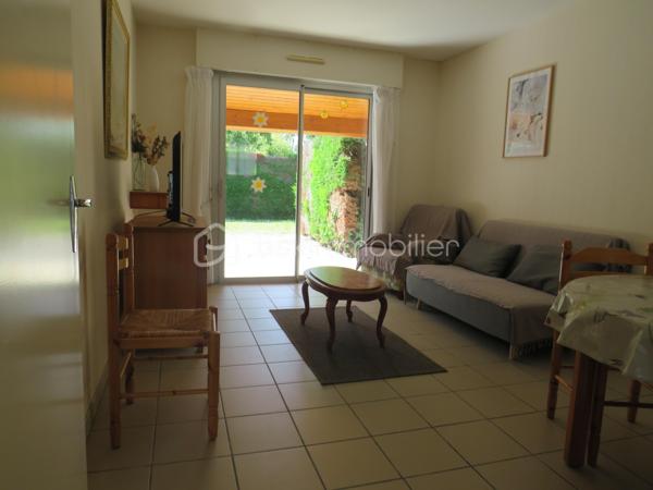 Dpt Landes (40), à vendre à EUGENIE les BAINS appartement T2 Proche des thermes entièrement meublé et équipé.
Magnifique T2 parfaitement décoré, lumineux et entretenu se compose : 
D’un coin cuisine totalement équipé (frigo, cuisinière gaz, micro onde), un séjour ( clic clac, table, chaises et TV) avec placard, une chambre avec 2 lits de 90, une salle d'eau, un WC séparé, local technique, une terrasse couverte de 16 m² aménagée avec table, chaises et bain de soleil donnant sur son jardinet privatif et place de parking.
Situé au sein d'une copropriété paisible de 24 logements vous aurez accès à proximité à une piscine et laverie (Lave linge et  Sèche linge collectif)

Parfait pour investisseur (location curiste, loué par rotation de 3 semaines en moyenne ou possibilité de location annuelle selon votre besoin). 
Charges de copropriété s'élèvent à 630 euros/trimestre

Appartement clé en main, on pose ses valises…….

Contactez Frédéric CLEDES au  06 76 59 74 70 BSK Immobilier