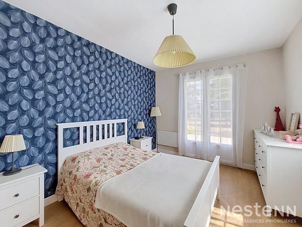 A Vendre Maison de plain-pied de 136 m² avec double garage sur terrain arboré d'environ 4 800 m²