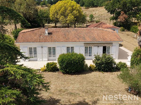 A Vendre Maison de plain-pied de 136 m² avec double garage sur terrain arboré d'environ 4 800 m²