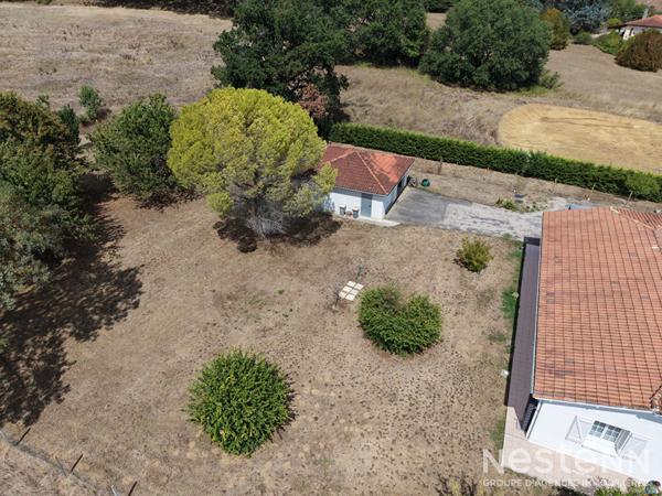 A Vendre Maison de plain-pied de 136 m² avec double garage sur terrain arboré d'environ 4 800 m²