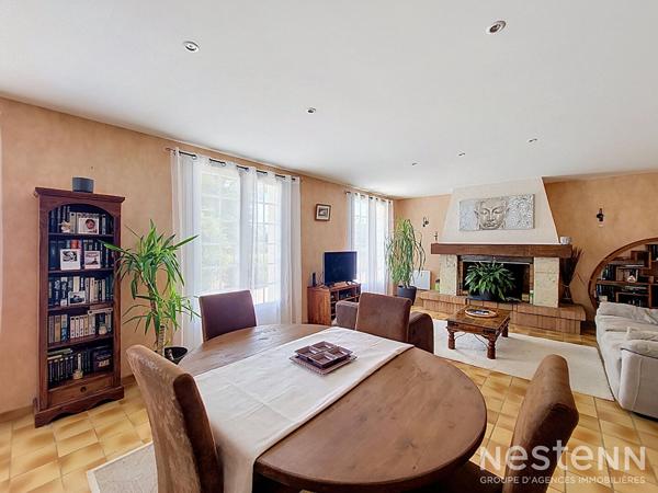 A Vendre Maison de plain-pied de 136 m² avec double garage sur terrain arboré d'environ 4 800 m²