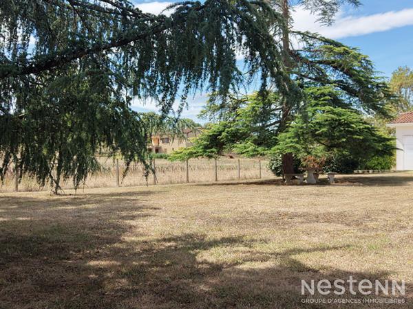 A Vendre Maison de plain-pied de 136 m² avec double garage sur terrain arboré d'environ 4 800 m²