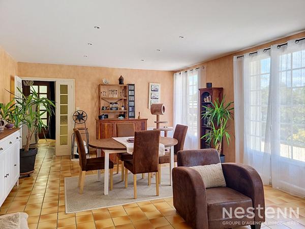 A Vendre Maison de plain-pied de 136 m² avec double garage sur terrain arboré d'environ 4 800 m²