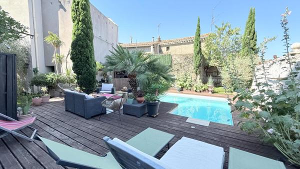 Demeure de caractère en pierres ! 320 m² habitables avec piscine sur une parcelle totale de 517m²+ Appartement T3 indépendant loué ! Aux portes de Carcassonne