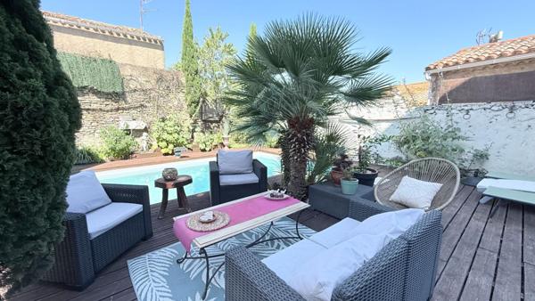 Demeure de caractère en pierres ! 320 m² habitables avec piscine sur une parcelle totale de 517m²+ Appartement T3 indépendant loué ! Aux portes de Carcassonne