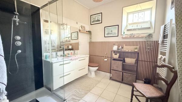 Demeure de caractère en pierres ! 320 m² habitables avec piscine sur une parcelle totale de 517m²+ Appartement T3 indépendant loué ! Aux portes de Carcassonne