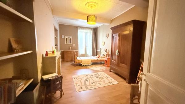 Demeure de caractère en pierres ! 320 m² habitables avec piscine sur une parcelle totale de 517m²+ Appartement T3 indépendant loué ! Aux portes de Carcassonne