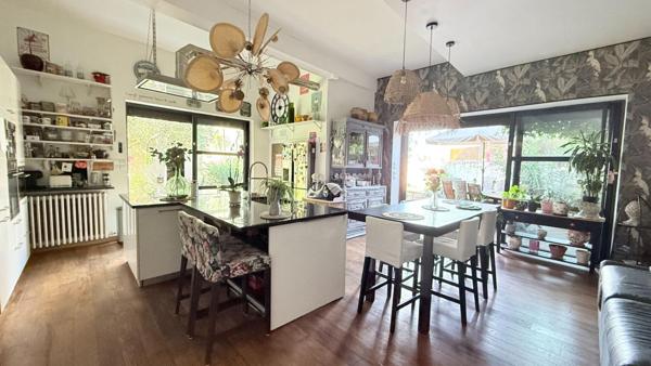 Demeure de caractère en pierres ! 320 m² habitables avec piscine sur une parcelle totale de 517m²+ Appartement T3 indépendant loué ! Aux portes de Carcassonne