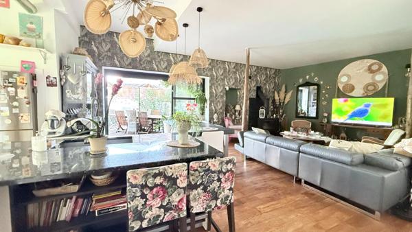 Demeure de caractère en pierres ! 320 m² habitables avec piscine sur une parcelle totale de 517m²+ Appartement T3 indépendant loué ! Aux portes de Carcassonne