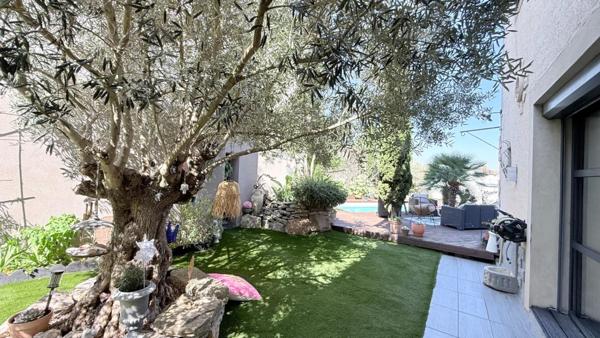 Demeure de caractère en pierres ! 320 m² habitables avec piscine sur une parcelle totale de 517m²+ Appartement T3 indépendant loué ! Aux portes de Carcassonne
