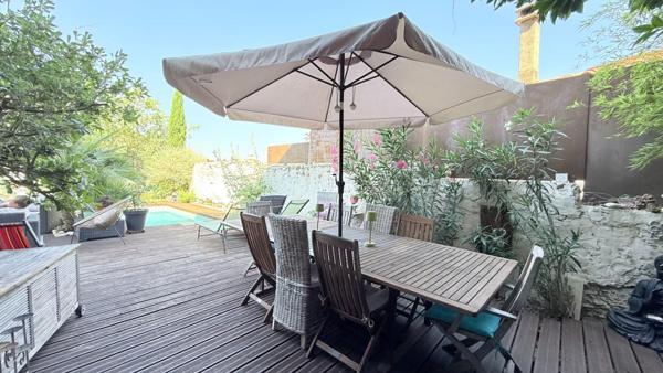 Demeure de caractère en pierres ! 320 m² habitables avec piscine sur une parcelle totale de 517m²+ Appartement T3 indépendant loué ! Aux portes de Carcassonne