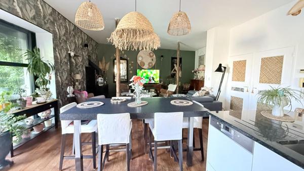 Demeure de caractère en pierres ! 320 m² habitables avec piscine sur une parcelle totale de 517m²+ Appartement T3 indépendant loué ! Aux portes de Carcassonne