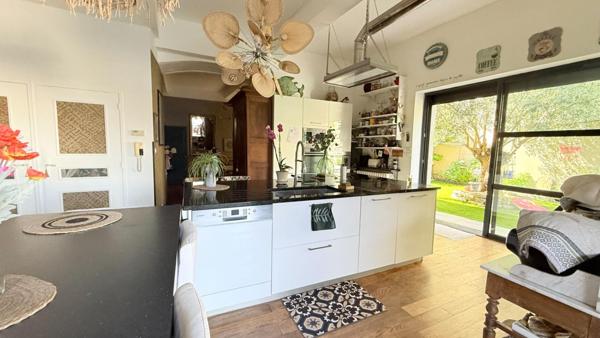 Demeure de caractère en pierres ! 320 m² habitables avec piscine sur une parcelle totale de 517m²+ Appartement T3 indépendant loué ! Aux portes de Carcassonne