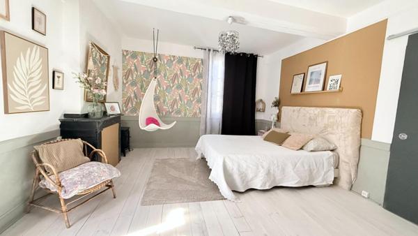 Demeure de caractère en pierres ! 320 m² habitables avec piscine sur une parcelle totale de 517m²+ Appartement T3 indépendant loué ! Aux portes de Carcassonne