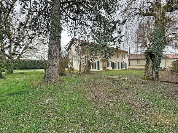 Beau corps de ferme rénové à Saint Jean De Niost 200m², 4 chambres, bureau, terrain 2485m²