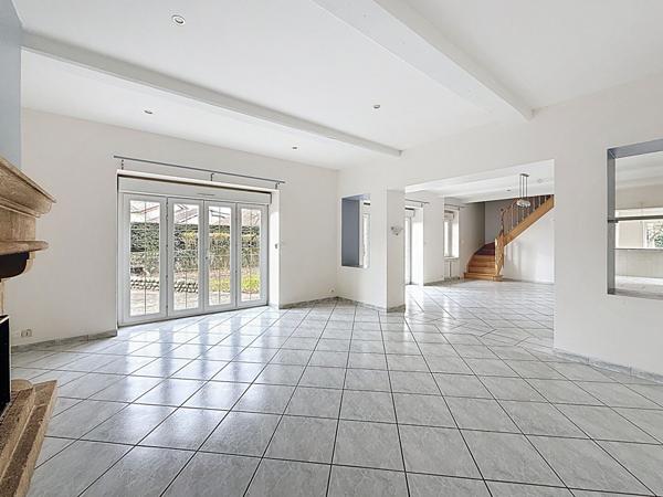 Beau corps de ferme rénové à Saint Jean De Niost 200m², 4 chambres, bureau, terrain 2485m²