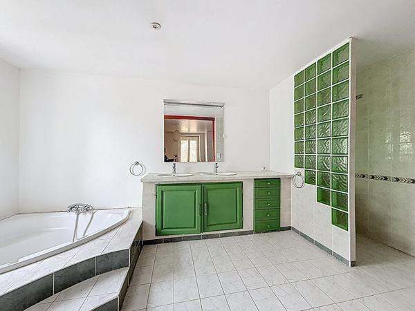 Beau corps de ferme rénové à Saint Jean De Niost 200m², 4 chambres, bureau, terrain 2485m²