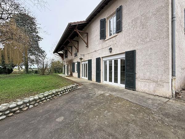 Beau corps de ferme rénové à Saint Jean De Niost 200m², 4 chambres, bureau, terrain 2485m²