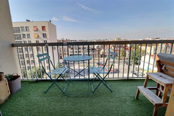 Centre ville 2 pièces lumineux en étage élevé Balcon avec vue dégagée