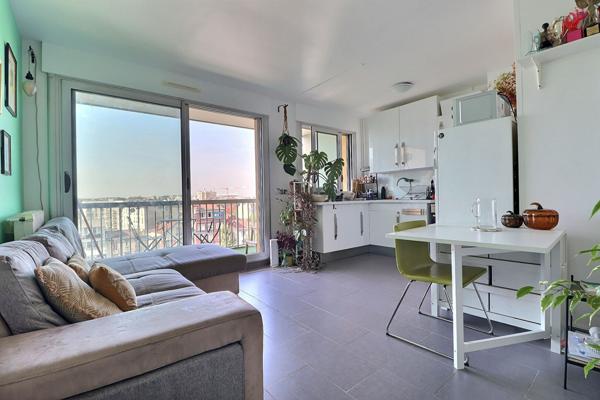Centre ville 2 pièces lumineux en étage élevé Balcon avec vue dégagée