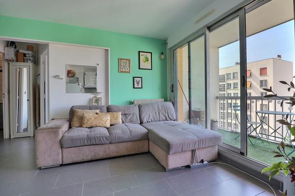 Centre ville 2 pièces lumineux en étage élevé Balcon avec vue dégagée