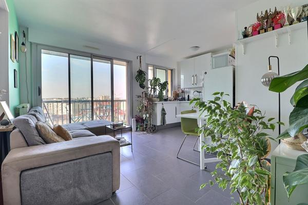 Centre ville 2 pièces lumineux en étage élevé Balcon avec vue dégagée