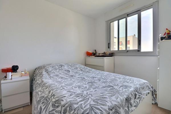 Centre ville 2 pièces lumineux en étage élevé Balcon avec vue dégagée