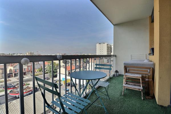 Centre ville 2 pièces lumineux en étage élevé Balcon avec vue dégagée