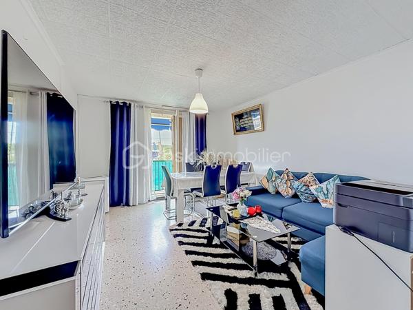 *** APPARTEMENT TRAVERSANT T4 DE 75M2 À MONTPELLIER - QUARTIER MOSSON - MONTPELLIER *** 

EXCLUSIVITÉ - Situé au nord de Montpellier, dans le quartier de la Mosson, venez découvrir cet appartement traversant T4 de 75 m², situé au 4ᵉ et dernier étage sans ascenseur.

Il se compose d’une entrée, d’un séjour lumineux donnant accès à une terrasse, d’une cuisine indépendante avec arrière cuisine, trois chambres, d’une salle de bain et d’un WC indépendant.

Le stationnement est libre au sein de la résidence.

L’appartement est actuellement loué jusqu'au mois de septembre 2027 :
800 € + 80 € de charges, ce qui en fait un bien idéal pour un investissement locatif.

Une vidéo est disponible sur demande.

À visiter sans tarder !