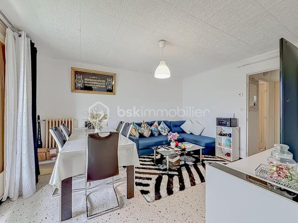 *** APPARTEMENT TRAVERSANT T4 DE 75M2 À MONTPELLIER - QUARTIER MOSSON - MONTPELLIER *** 

EXCLUSIVITÉ - Situé au nord de Montpellier, dans le quartier de la Mosson, venez découvrir cet appartement traversant T4 de 75 m², situé au 4ᵉ et dernier étage sans ascenseur.

Il se compose d’une entrée, d’un séjour lumineux donnant accès à une terrasse, d’une cuisine indépendante avec arrière cuisine, trois chambres, d’une salle de bain et d’un WC indépendant.

Le stationnement est libre au sein de la résidence.

L’appartement est actuellement loué jusqu'au mois de septembre 2027 :
800 € + 80 € de charges, ce qui en fait un bien idéal pour un investissement locatif.

Une vidéo est disponible sur demande.

À visiter sans tarder !