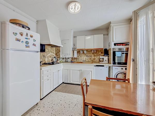 *** APPARTEMENT TRAVERSANT T4 DE 75M2 À MONTPELLIER - QUARTIER MOSSON - MONTPELLIER *** 

EXCLUSIVITÉ - Situé au nord de Montpellier, dans le quartier de la Mosson, venez découvrir cet appartement traversant T4 de 75 m², situé au 4ᵉ et dernier étage sans ascenseur.

Il se compose d’une entrée, d’un séjour lumineux donnant accès à une terrasse, d’une cuisine indépendante avec arrière cuisine, trois chambres, d’une salle de bain et d’un WC indépendant.

Le stationnement est libre au sein de la résidence.

L’appartement est actuellement loué jusqu'au mois de septembre 2027 :
800 € + 80 € de charges, ce qui en fait un bien idéal pour un investissement locatif.

Une vidéo est disponible sur demande.

À visiter sans tarder !