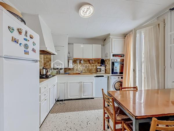 *** APPARTEMENT TRAVERSANT T4 DE 75M2 À MONTPELLIER - QUARTIER MOSSON - MONTPELLIER *** 

EXCLUSIVITÉ - Situé au nord de Montpellier, dans le quartier de la Mosson, venez découvrir cet appartement traversant T4 de 75 m², situé au 4ᵉ et dernier étage sans ascenseur.

Il se compose d’une entrée, d’un séjour lumineux donnant accès à une terrasse, d’une cuisine indépendante avec arrière cuisine, trois chambres, d’une salle de bain et d’un WC indépendant.

Le stationnement est libre au sein de la résidence.

L’appartement est actuellement loué jusqu'au mois de septembre 2027 :
800 € + 80 € de charges, ce qui en fait un bien idéal pour un investissement locatif.

Une vidéo est disponible sur demande.

À visiter sans tarder !