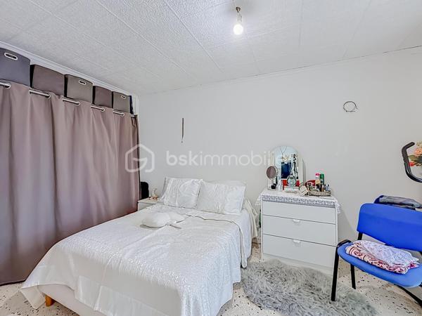 *** APPARTEMENT TRAVERSANT T4 DE 75M2 À MONTPELLIER - QUARTIER MOSSON - MONTPELLIER *** 

EXCLUSIVITÉ - Situé au nord de Montpellier, dans le quartier de la Mosson, venez découvrir cet appartement traversant T4 de 75 m², situé au 4ᵉ et dernier étage sans ascenseur.

Il se compose d’une entrée, d’un séjour lumineux donnant accès à une terrasse, d’une cuisine indépendante avec arrière cuisine, trois chambres, d’une salle de bain et d’un WC indépendant.

Le stationnement est libre au sein de la résidence.

L’appartement est actuellement loué jusqu'au mois de septembre 2027 :
800 € + 80 € de charges, ce qui en fait un bien idéal pour un investissement locatif.

Une vidéo est disponible sur demande.

À visiter sans tarder !