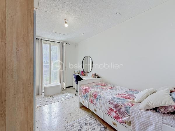 *** APPARTEMENT TRAVERSANT T4 DE 75M2 À MONTPELLIER - QUARTIER MOSSON - MONTPELLIER *** 

EXCLUSIVITÉ - Situé au nord de Montpellier, dans le quartier de la Mosson, venez découvrir cet appartement traversant T4 de 75 m², situé au 4ᵉ et dernier étage sans ascenseur.

Il se compose d’une entrée, d’un séjour lumineux donnant accès à une terrasse, d’une cuisine indépendante avec arrière cuisine, trois chambres, d’une salle de bain et d’un WC indépendant.

Le stationnement est libre au sein de la résidence.

L’appartement est actuellement loué jusqu'au mois de septembre 2027 :
800 € + 80 € de charges, ce qui en fait un bien idéal pour un investissement locatif.

Une vidéo est disponible sur demande.

À visiter sans tarder !