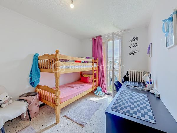*** APPARTEMENT TRAVERSANT T4 DE 75M2 À MONTPELLIER - QUARTIER MOSSON - MONTPELLIER *** 

EXCLUSIVITÉ - Situé au nord de Montpellier, dans le quartier de la Mosson, venez découvrir cet appartement traversant T4 de 75 m², situé au 4ᵉ et dernier étage sans ascenseur.

Il se compose d’une entrée, d’un séjour lumineux donnant accès à une terrasse, d’une cuisine indépendante avec arrière cuisine, trois chambres, d’une salle de bain et d’un WC indépendant.

Le stationnement est libre au sein de la résidence.

L’appartement est actuellement loué jusqu'au mois de septembre 2027 :
800 € + 80 € de charges, ce qui en fait un bien idéal pour un investissement locatif.

Une vidéo est disponible sur demande.

À visiter sans tarder !